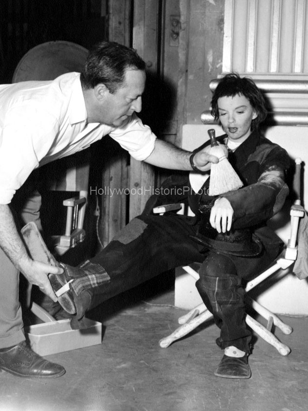 Judy Garland 1948 Easter Parade wm.jpg